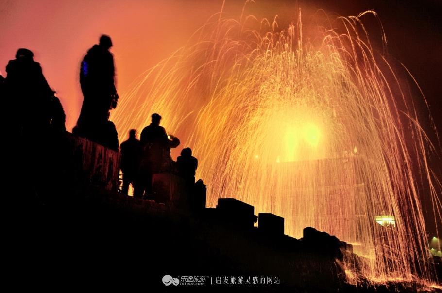 你陪我唱情歌，看最美的烟火.是哪首歌的歌词（罗庄，铁火焰花共徘徊）