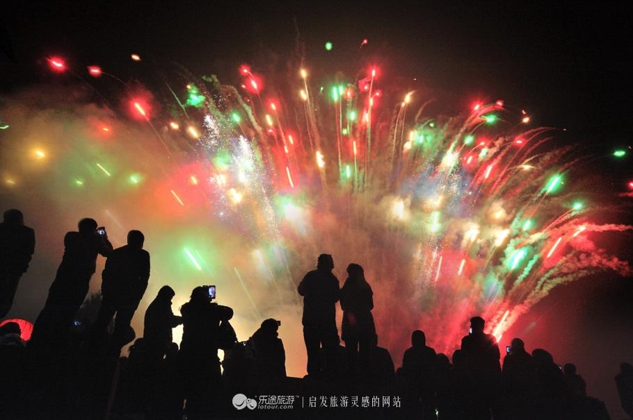 你陪我唱情歌，看最美的烟火.是哪首歌的歌词（罗庄，铁火焰花共徘徊）