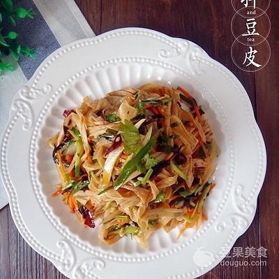 凉拌豆皮的做法，凉拌豆皮的做法及调料（凉拌扁豆角的做法大全窍门）