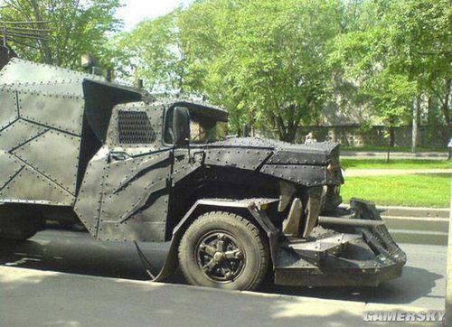 最近很火的僵尸兄弟，图片来自快看漫画，微信头像，最近很火的僵尸兄弟，图片来自快看漫画（南谷围亭）（号称能手撕丧尸的兄弟）