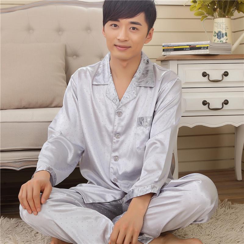 男士睡衣哪个好，如何挑选男式睡衣（真丝睡衣的丝滑质感）