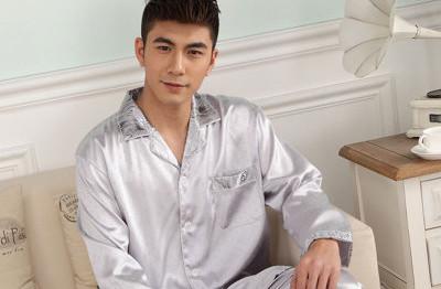男士睡衣哪个好，如何挑选男式睡衣（真丝睡衣的丝滑质感）