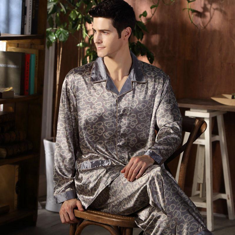 男士睡衣哪个好，如何挑选男式睡衣（真丝睡衣的丝滑质感）