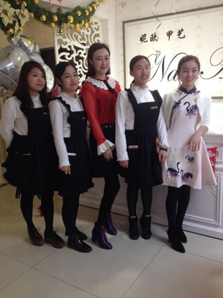 一个新手怎么开美甲店，美甲店要怎么开（开美甲店以加盟的方式开好吗）