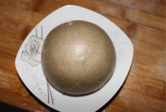 如何蒸黑面馒头,蒸黑面馒头的方法和步骤(农村人自家做的"黑"馒头)