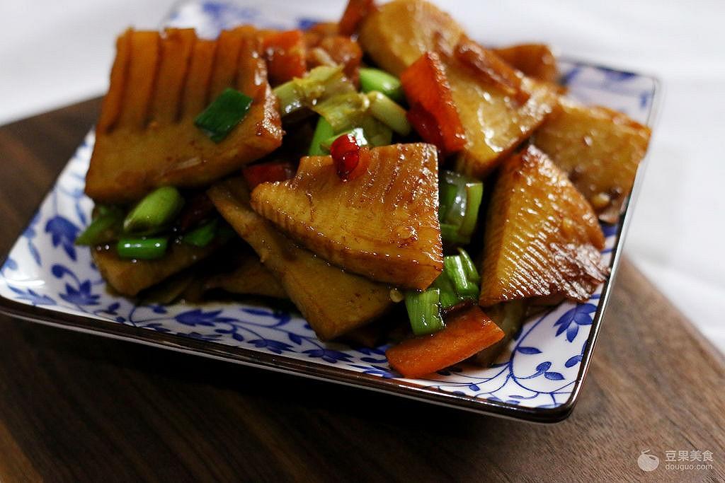 油焖冬笋的做法，油焖冬笋的做法步骤（春季第一鲜，不麻嘴的油焖冬笋）