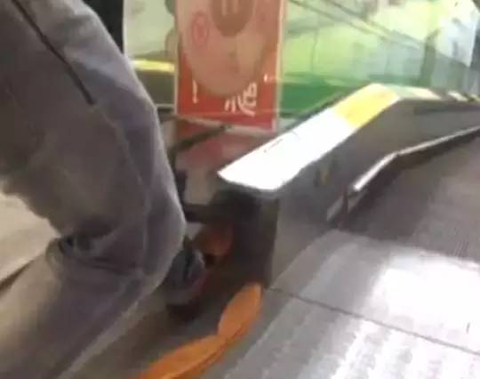 电梯紧急按钮在哪，电梯紧急按钮在哪图片（电梯上这几个按钮一定要知道）