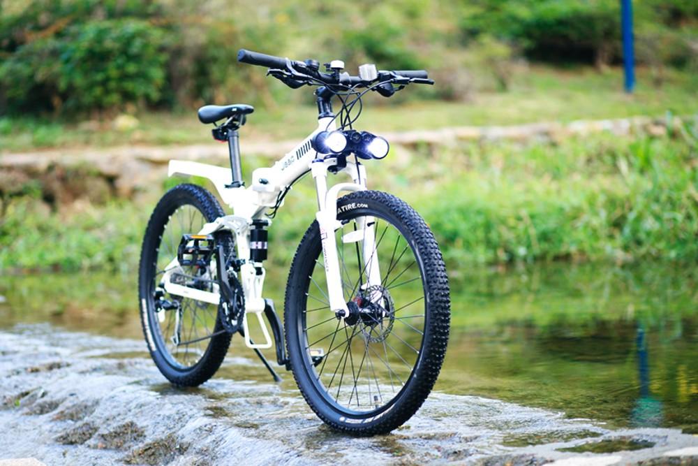 一般汽车的刹车在哪边，汽车一般哪边是刹车（为什么总有人把自行车后刹装右边）