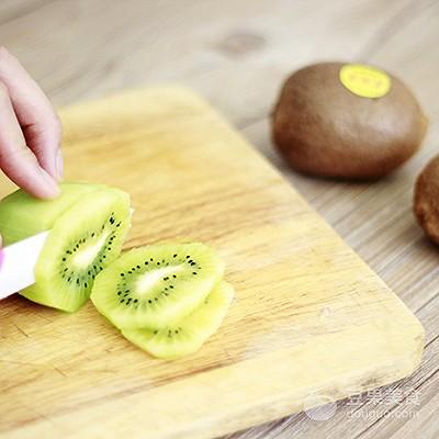 酸奶水果沙拉做法，水果酸奶沙拉怎么做（酸奶水果沙拉的做法）