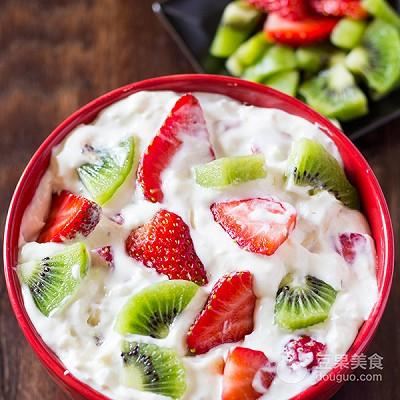 酸奶水果沙拉做法，水果酸奶沙拉怎么做（酸奶水果沙拉的做法）