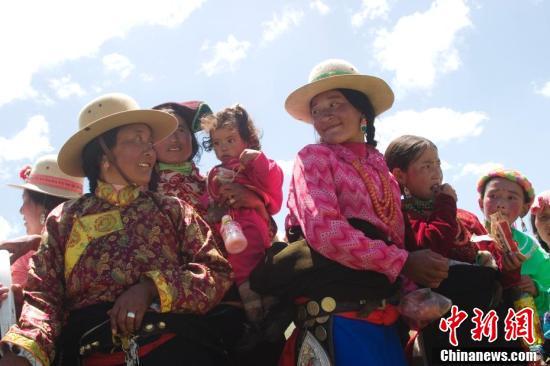 采花节是哪个民族的节日 采花节是什么节日，采花节是哪个民族的节日（香浪节 草原游牧生活的眷恋）