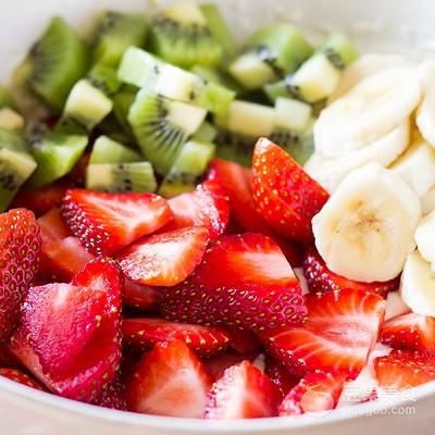 酸奶水果沙拉做法，水果酸奶沙拉怎么做（酸奶水果沙拉的做法）