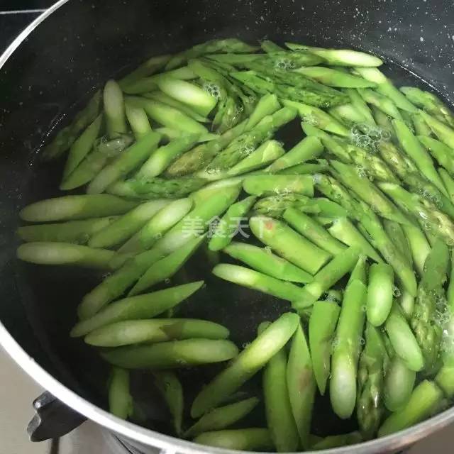 芦笋怎么做好吃法大全，芦笋怎么做的吃法（芦笋的60款中西式吃法）