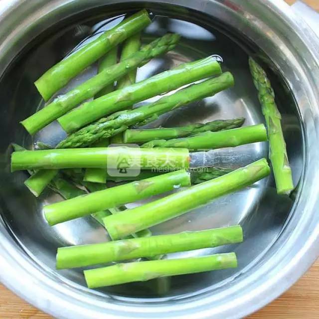 芦笋怎么做好吃法大全，芦笋怎么做的吃法（芦笋的60款中西式吃法）