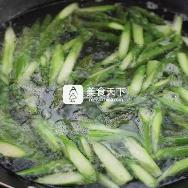 芦笋怎么做好吃法大全，芦笋怎么做的吃法（芦笋的60款中西式吃法）