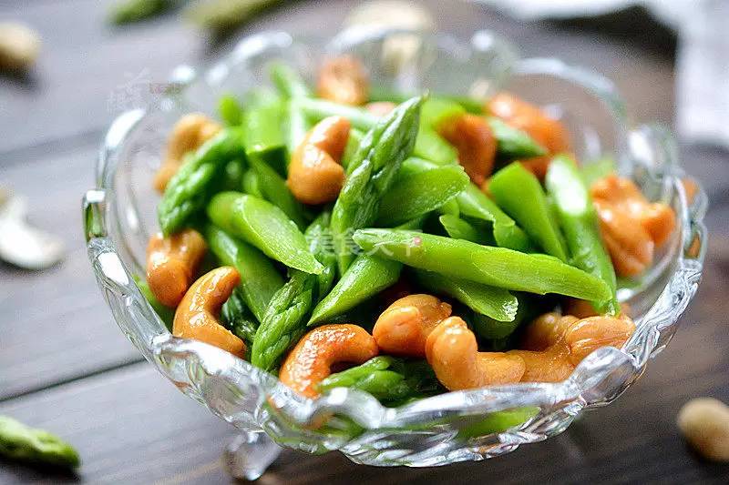 芦笋怎么做好吃法大全，芦笋怎么做的吃法（芦笋的60款中西式吃法）