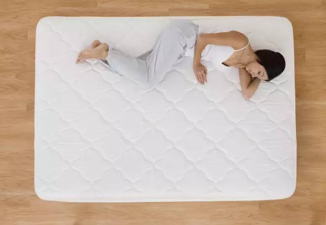 睡硬板床的好处与坏处，长期睡硬板床的危害（80%睡错的人腰都惨了…………）