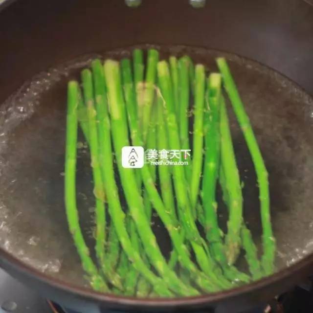 芦笋怎么做好吃法大全，芦笋怎么做的吃法（芦笋的60款中西式吃法）