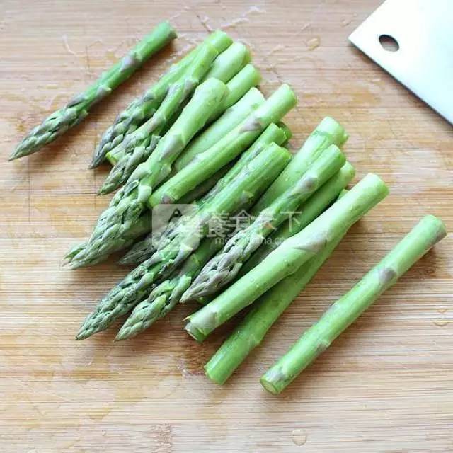芦笋怎么做好吃法大全，芦笋怎么做的吃法（芦笋的60款中西式吃法）