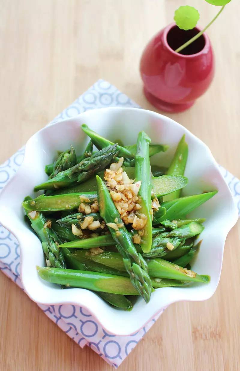 芦笋怎么做好吃法大全，芦笋怎么做的吃法（芦笋的60款中西式吃法）