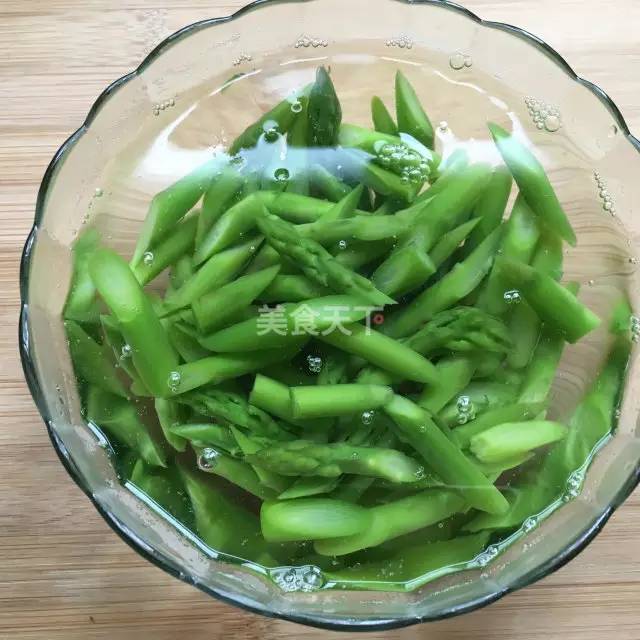 芦笋怎么做好吃法大全，芦笋怎么做的吃法（芦笋的60款中西式吃法）