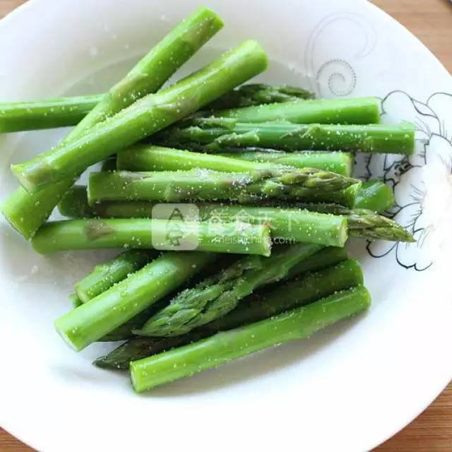 芦笋怎么做好吃法大全，芦笋怎么做的吃法（芦笋的60款中西式吃法）