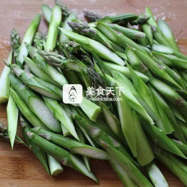 芦笋怎么做好吃法大全，芦笋怎么做的吃法（芦笋的60款中西式吃法）