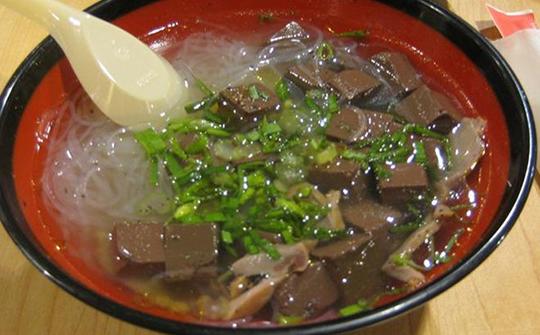 假鸭血吃了后有什么坏处吗，假鸭血和真鸭血的区别（假鸭血到底危害有多大）