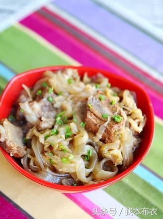 巴盟烩酸菜的做法，巴盟排骨烩酸菜的家常做法（巴盟烩酸菜，蒙西部的头道美食）