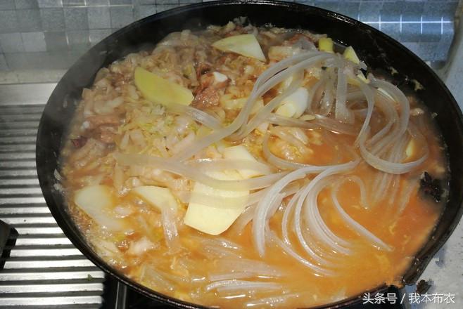 巴盟烩酸菜的做法，巴盟排骨烩酸菜的家常做法（巴盟烩酸菜，蒙西部的头道美食）