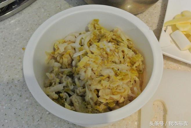 巴盟烩酸菜的做法，巴盟排骨烩酸菜的家常做法（巴盟烩酸菜，蒙西部的头道美食）