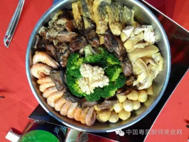 一品锅是把菜叠起来煮吗，一品锅是把菜叠起来煮吗图片（正宗广东粤菜大盆菜的做法）