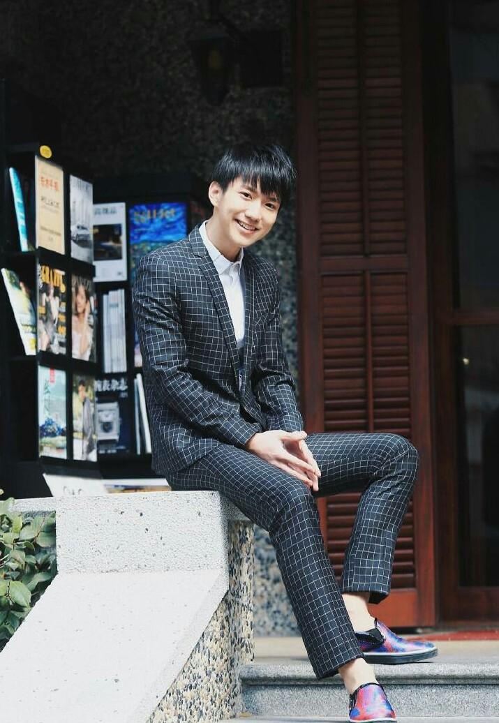 夏东豪老师来自香港的谦谦君子李沛乾再来他们几个好哥们的合影人气蛮