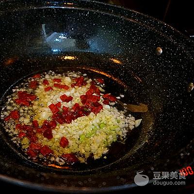 四川糖扣肉的做法，四川糖扣肉的做法 最正宗的做法（盐菜扣肉的做法）