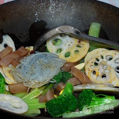 干锅鸡爪的做法，麻辣干锅鸡爪的家常做法（干锅鸭爪爪#花家味道#）