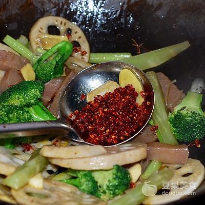 干锅鸡爪的做法，麻辣干锅鸡爪的家常做法（干锅鸭爪爪#花家味道#）