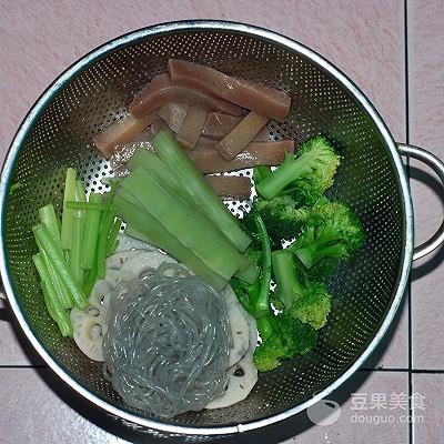 干锅鸡爪的做法，麻辣干锅鸡爪的家常做法（干锅鸭爪爪#花家味道#）