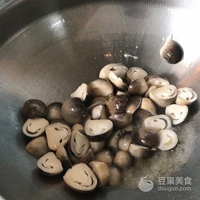 草菇怎么做好吃，草菇怎么做好吃又简单视频（蚝油草菇的做法）