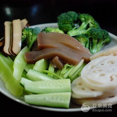 干锅鸡爪的做法，麻辣干锅鸡爪的家常做法（干锅鸭爪爪#花家味道#）