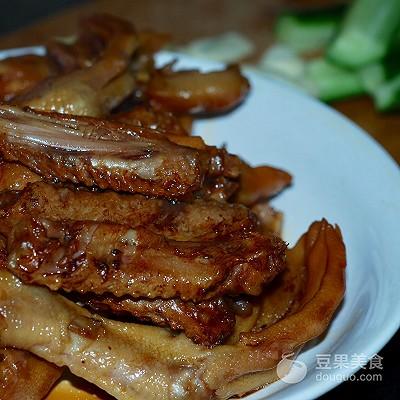 干锅鸡爪的做法，麻辣干锅鸡爪的家常做法（干锅鸭爪爪#花家味道#）