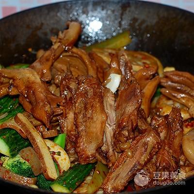 干锅鸡爪的做法，麻辣干锅鸡爪的家常做法（干锅鸭爪爪#花家味道#）