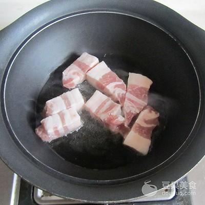 土豆红烧肉做法，胡萝卜土豆红烧肉的做法（土豆红烧肉#樱花味道#）