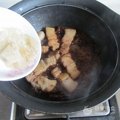 土豆红烧肉做法，胡萝卜土豆红烧肉的做法（土豆红烧肉#樱花味道#）
