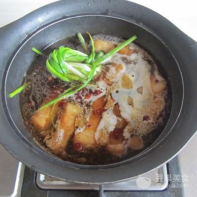 土豆红烧肉做法，胡萝卜土豆红烧肉的做法（土豆红烧肉#樱花味道#）