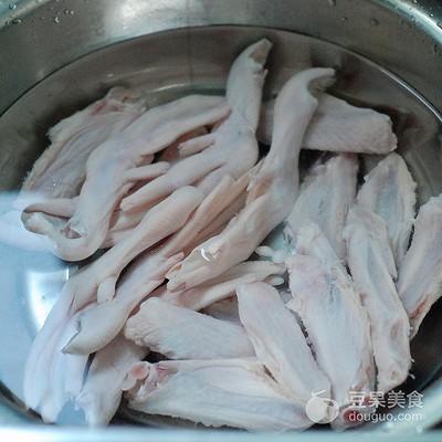 干锅鸡爪的做法，麻辣干锅鸡爪的家常做法（干锅鸭爪爪#花家味道#）
