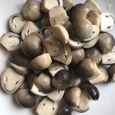 草菇怎么做好吃，草菇怎么做好吃又简单视频（蚝油草菇的做法）