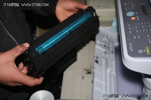 打印机打印出来有黑条，打印机打出来的纸有一道黑痕（激光打印机打印纸上有黑边）