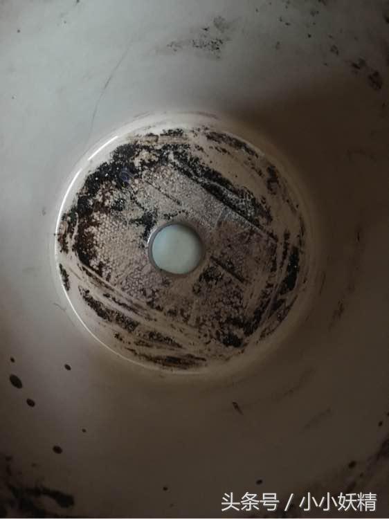 花盆下面的孔用什么堵，花盆底部的孔用什么堵（学会这招再也不怕花盆孔大了）