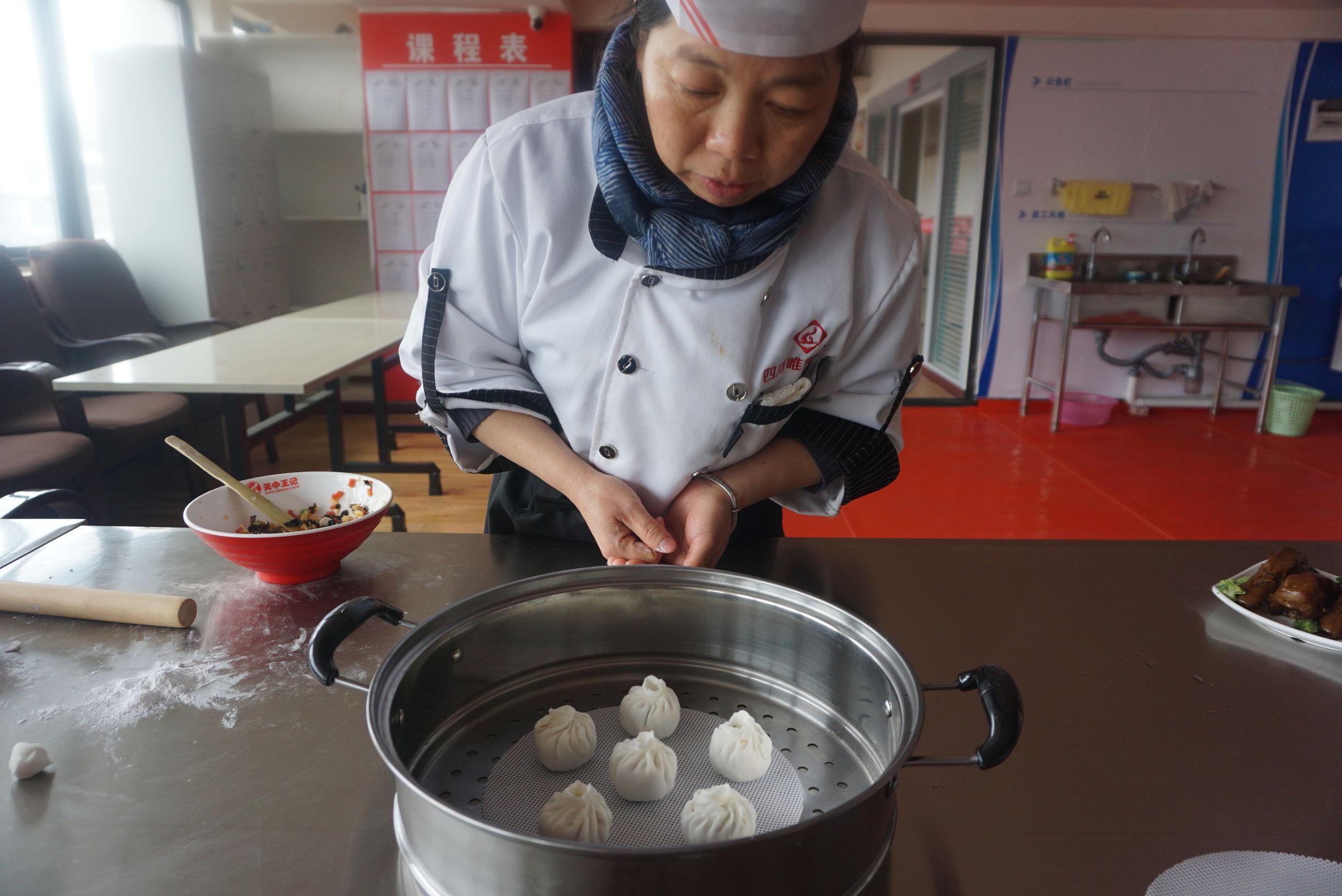 水晶冰糖是用什么做成的，水晶冰糖图片（色泽洁白、质地松软、味清甜油润）