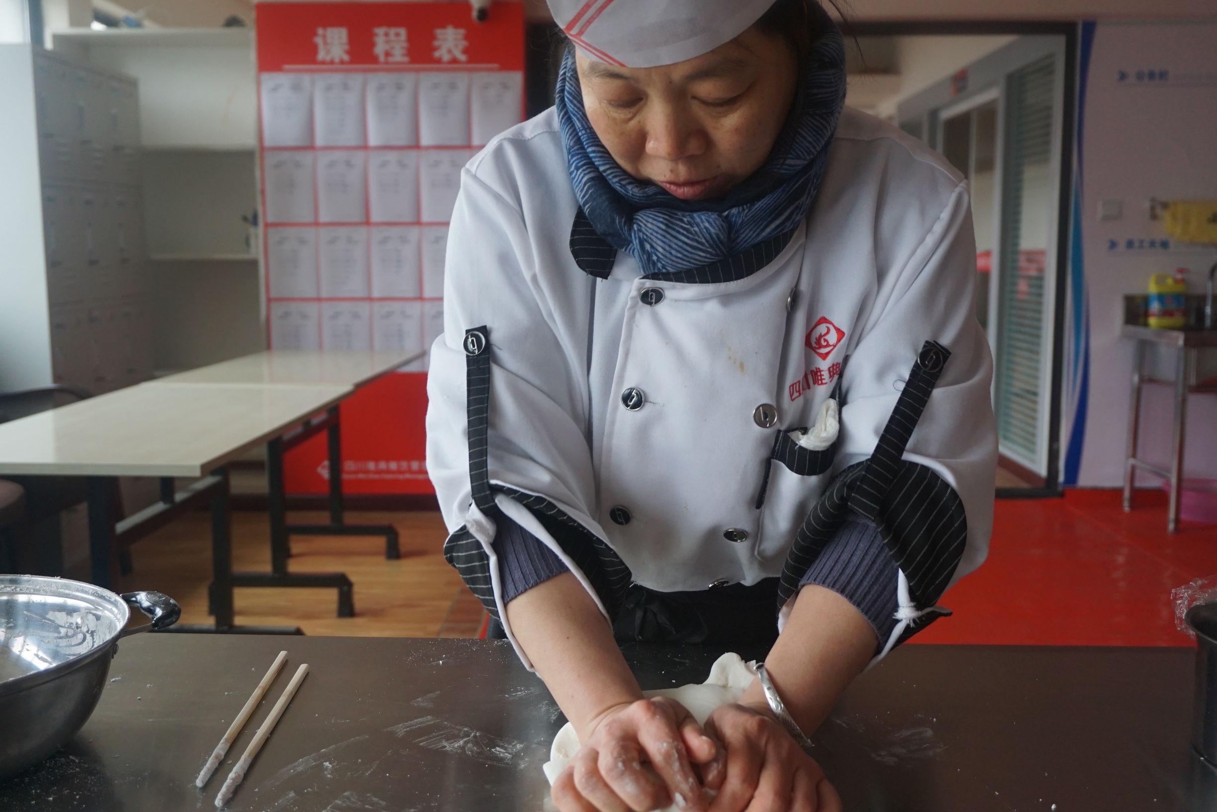 水晶冰糖是用什么做成的，水晶冰糖图片（色泽洁白、质地松软、味清甜油润）